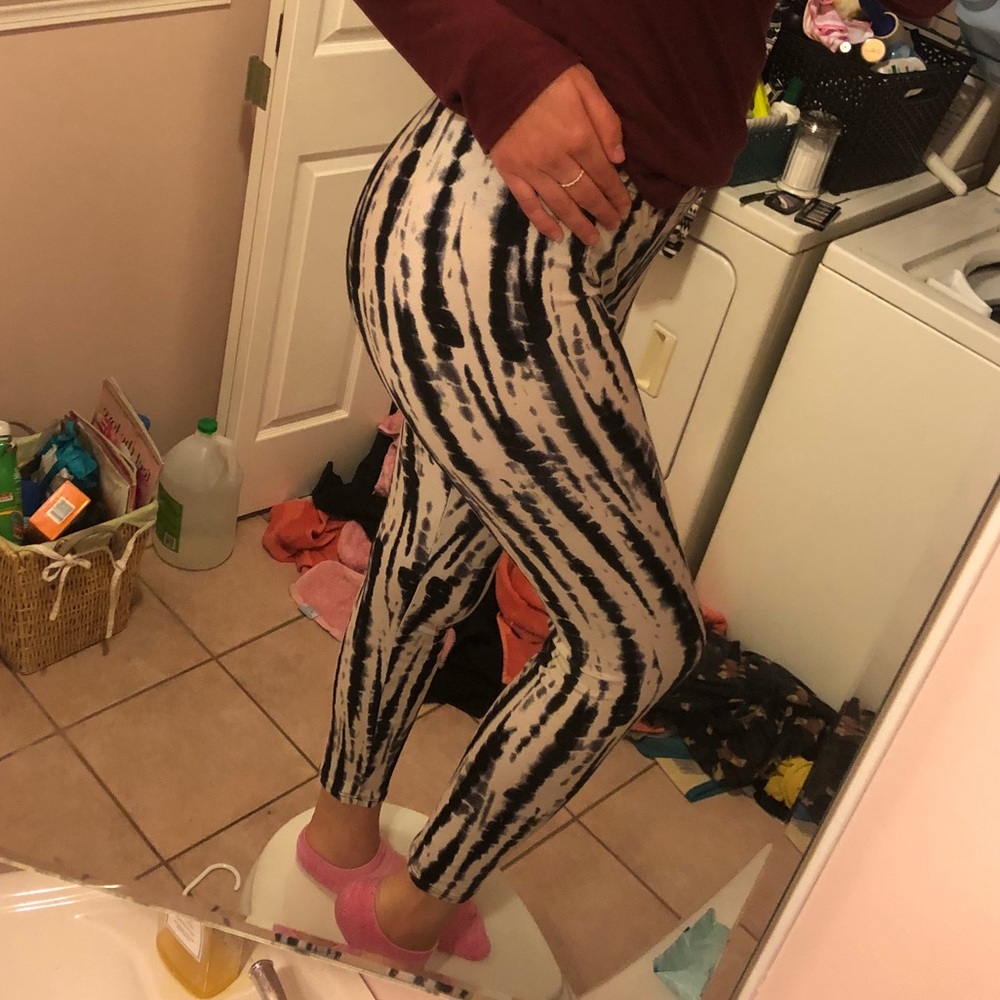 Patterned b&w leggings